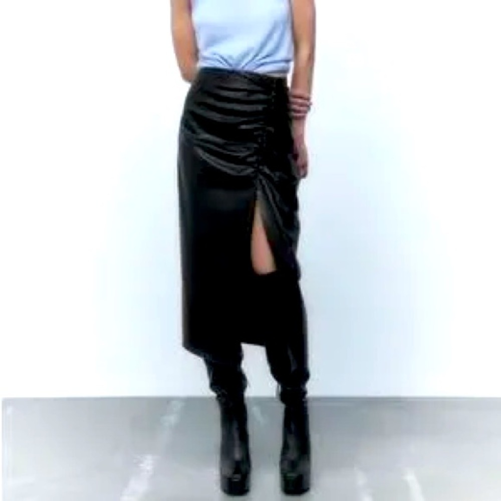 Zara RUCHED FAUX LEATHER skirt with slit Small